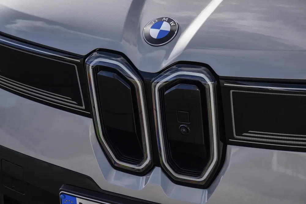 Calandre avant BMW i7 avec logo emblématique, design moderne et élégant.