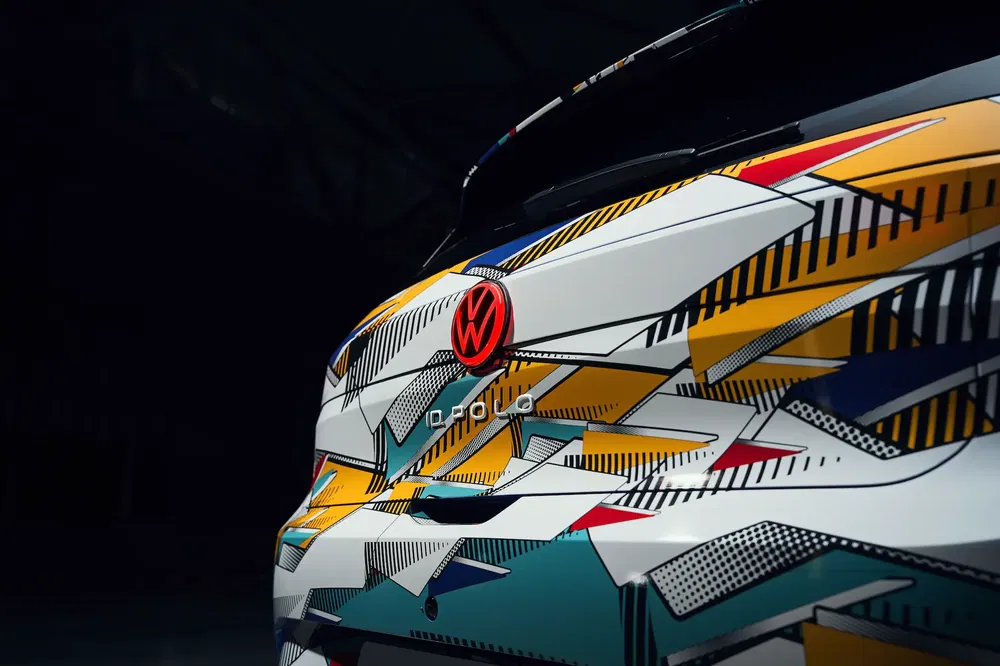 {"fr":"Volkswagen ID.4 avec motifs graphiques colorés et logo rouge, design urbain audacieux.","nl":"Volkswagen ID.4 met kleurrijke grafische patronen en rood logo, gedurfd stedelijk ontwerp."}