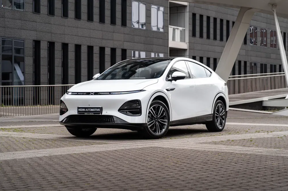 {"fr":"SUV électrique blanc Xpeng stationné devant un bâtiment moderne en ville.","nl":"Witte elektrische SUV Xpeng geparkeerd voor een modern gebouw in de stad."}