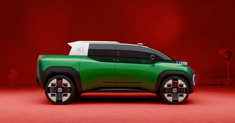 Fiat conceptauto in groen getoond op rode achtergrond, futuristisch en modern ontwerp.
