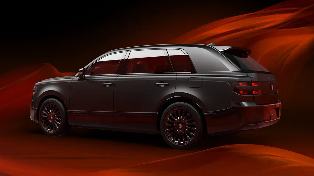 Zwarte Lincoln Navigator SUV op dynamische rode achtergrond, elegante en imposante achterkant.