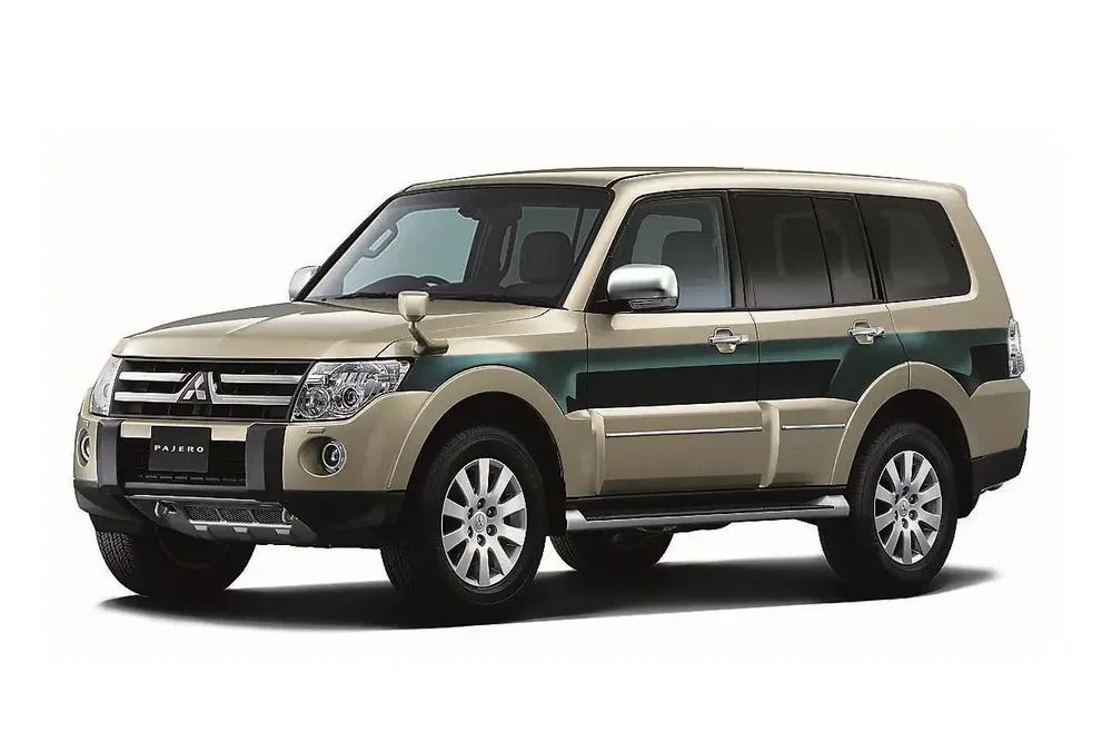 Mitsubishi Pajero SUV beige en groen met robuust ontwerp en zilveren lichtmetalen velgen.