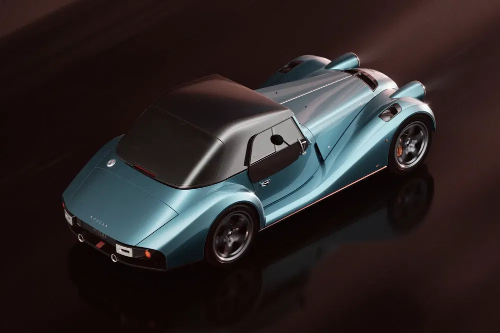 Voiture Morgan Plus 8 GTR bleue aux lignes classiques sur fond sombre.