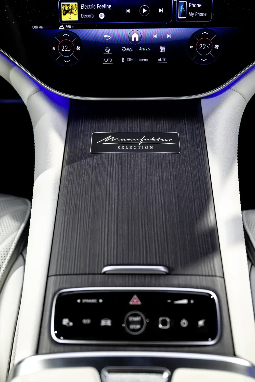 Intérieur de voiture avec écran tactile moderne et plaque Manufaktur Selection élégante.