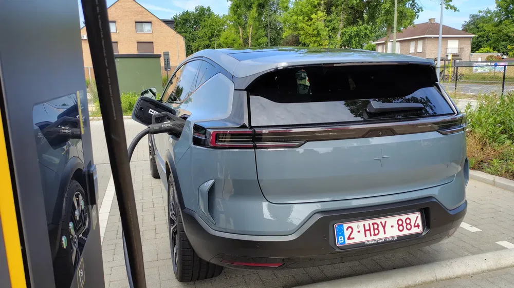 SUV Polestar gris rechargeant à une borne électrique en Belgique.