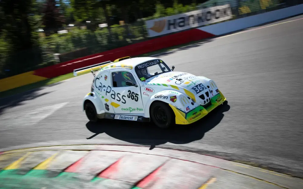 Fun Cup racewagen op Spa-Francorchamps circuit neemt scherpe bocht.