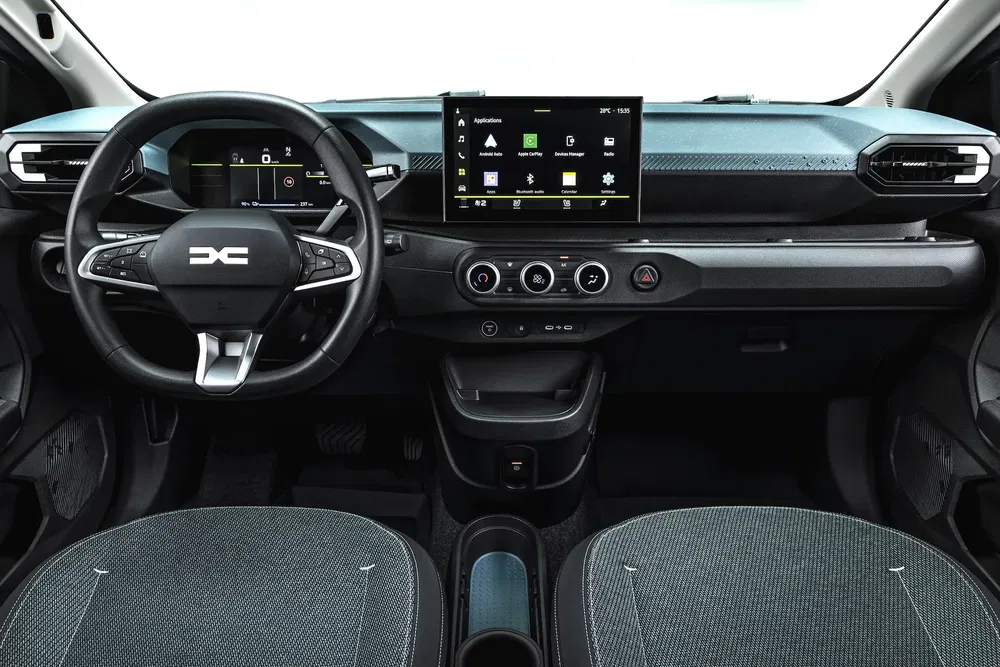 Intérieur de voiture avec tableau de bord numérique moderne et volant marqué DXE.