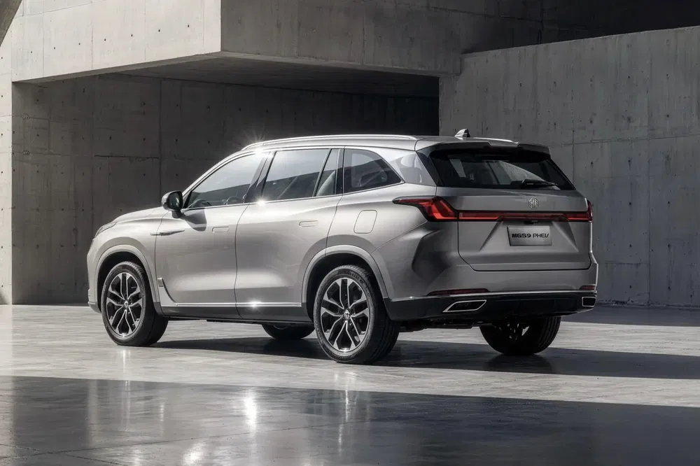{"fr":"SUV MG HS Plug-in Hybrid gris, stationné devant un bâtiment en béton moderne.","nl":"Grijze MG HS Plug-in Hybrid SUV geparkeerd voor een modern betonnen gebouw."}