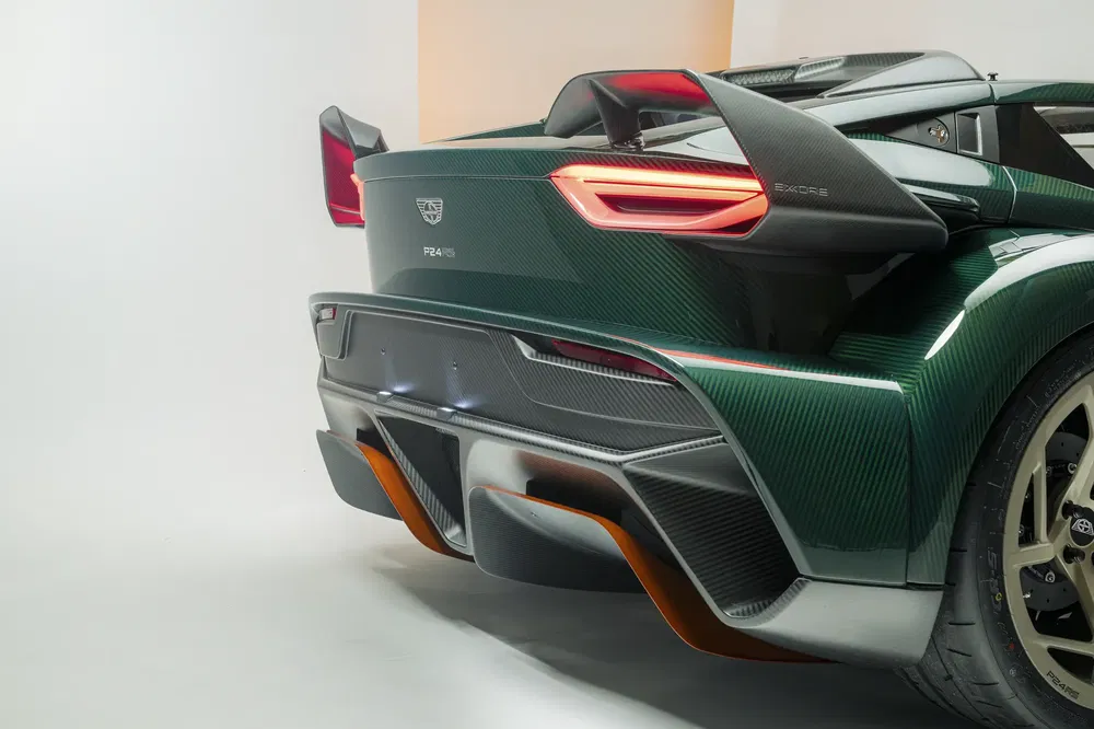 Vue arrière de l'hypercar Pambuffetti PJ-01, featuring aérodynamisme et aile imposante.