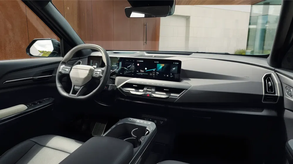 Intérieur moderne du Cadillac Escalade avec écran tactile central et volant profilé.