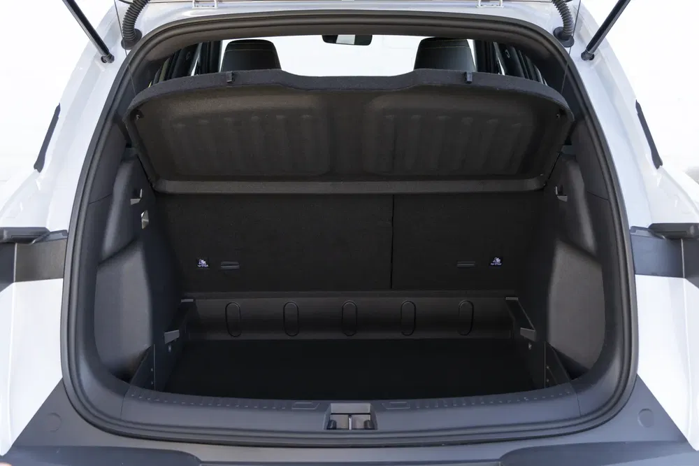 Coffre spacieux d'un SUV moderne, parfait pour les bagages volumineux.