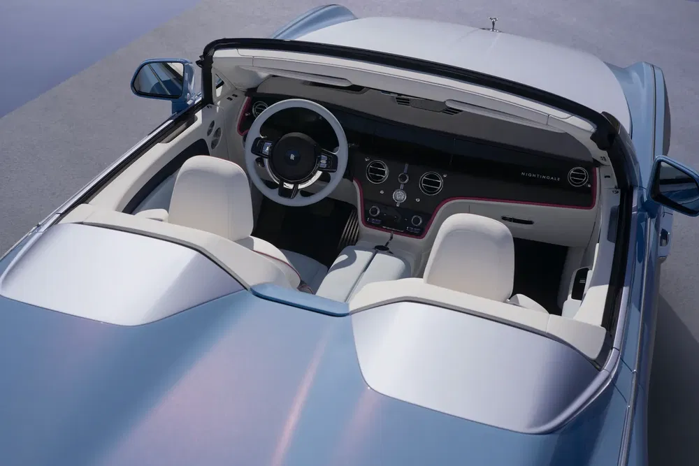 Interieur van een Rolls-Royce Dawn cabriolet, bovenaanzicht, luxe stoelen en stuur.