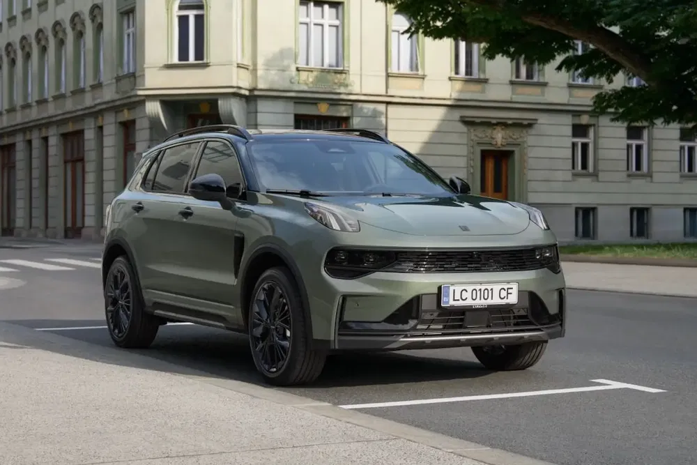 Moderne Lynk & Co 01 SUV geparkeerd voor een historisch gebouw in de stad.