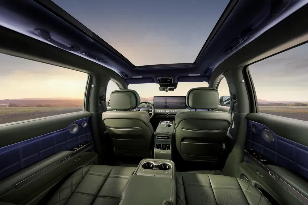 Intérieur luxueux d'un SUV avec toit panoramique et finitions en cuir haut de gamme.