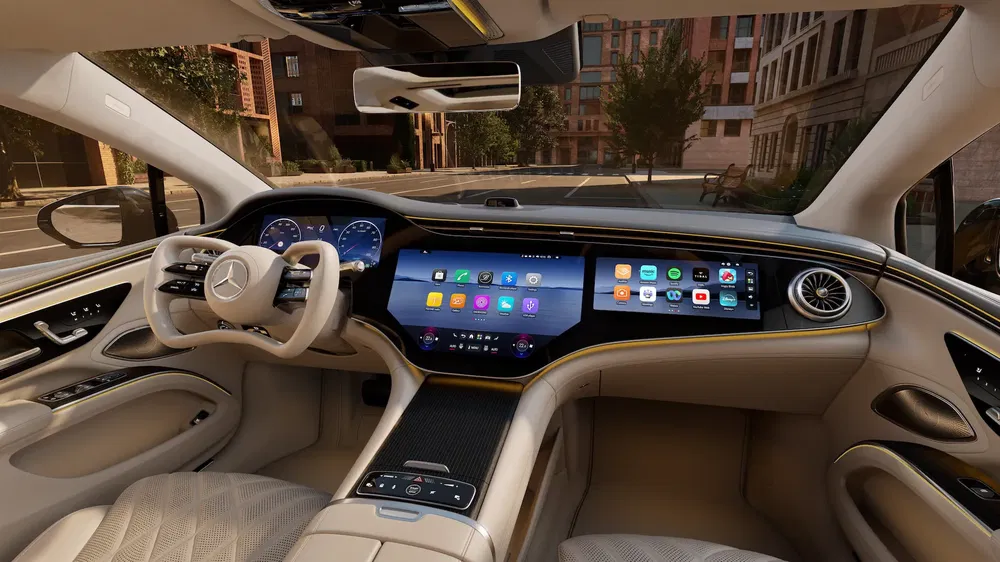 Intérieur de la Mercedes-Benz EQS avec tableau de bord numérique et écrans haute technologie.