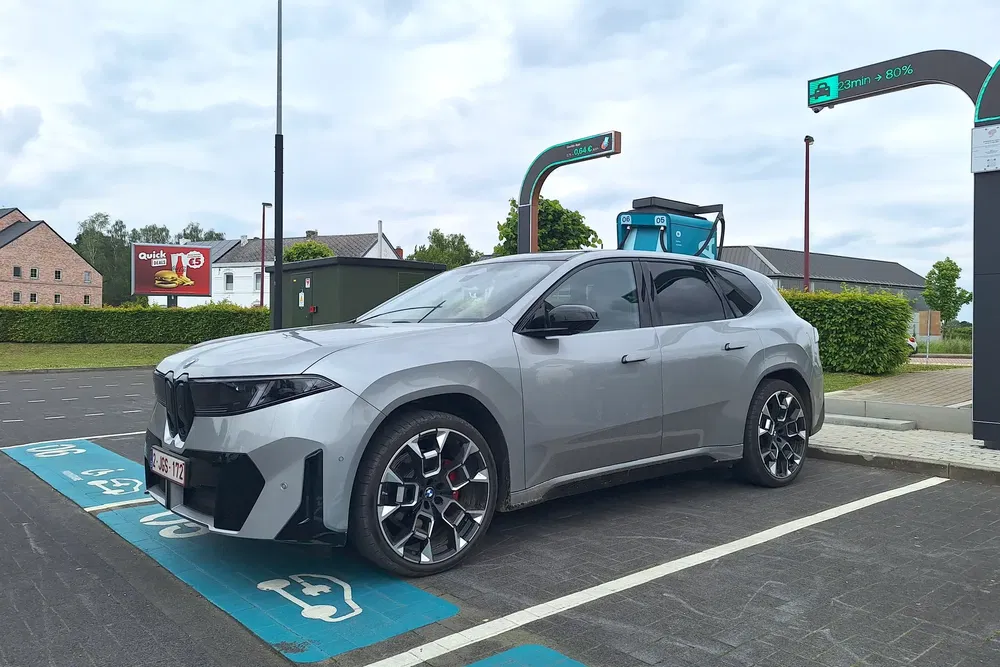 BMW électrique grise chargeant à une station de recharge rapide, moderne et élégante.