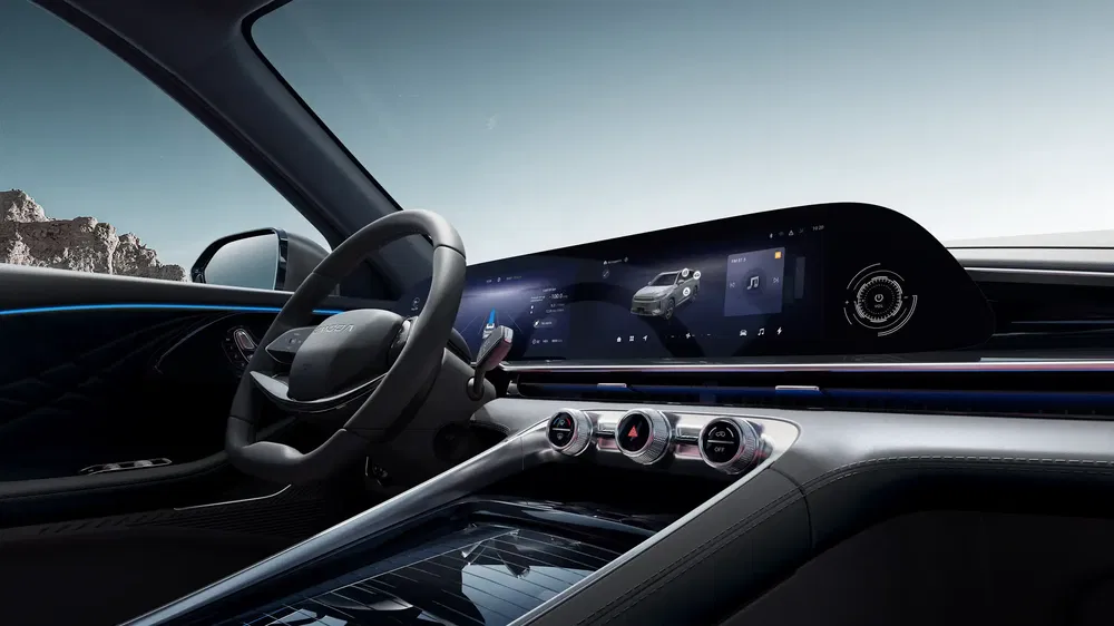 Moderne auto-interieur met digitaal scherm en stijlvolle stuur.