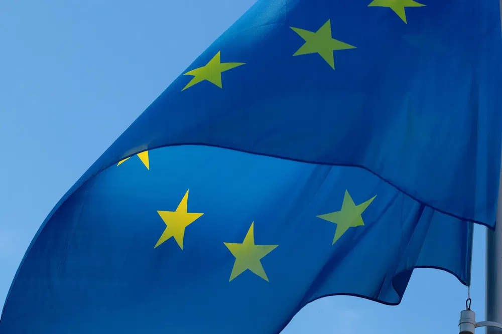 {"fr":"Drapeau de l'Union européenne flottant avec des étoiles jaunes sur fond bleu clair.","nl":"Vlag van de Europese Unie met gele sterren op een helderblauwe achtergrond."}