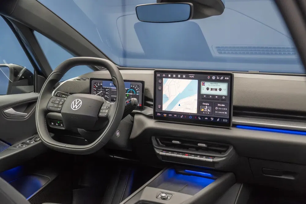 Intérieur moderne d'une Volkswagen avec tableau de bord numérique et écran d'infodivertissement.