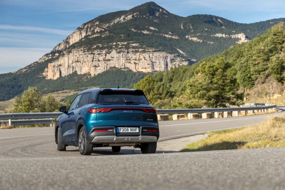 {"fr":"SUV BYD bleu sur route sinueuse avec montagnes en arrière-plan.","nl":"Blauwe BYD SUV op kronkelige weg met bergen op de achtergrond."}