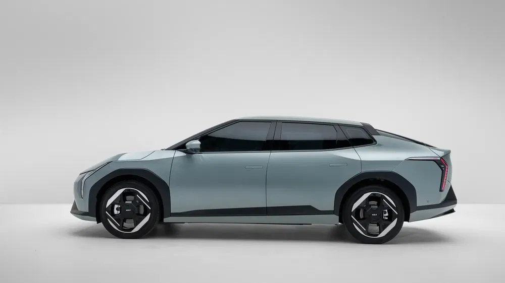 Zwarte Citroën auto, futuristisch ontwerp, zijaanzicht, chromen sportvelgen.