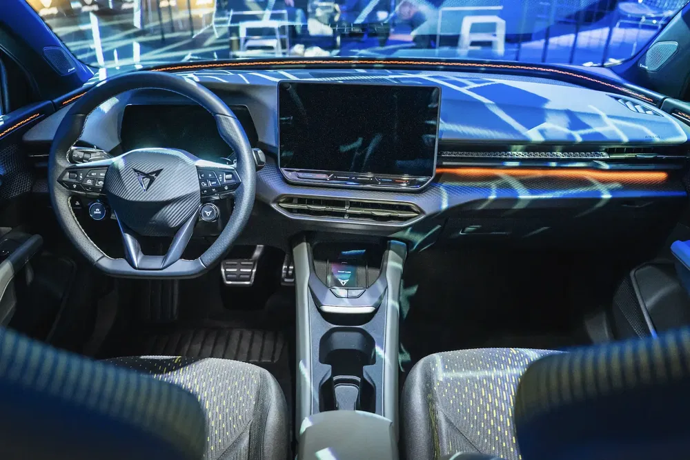 Moderne interieur van de Cupra Formentor met digitale dashboard en ergonomisch stuurwiel.
