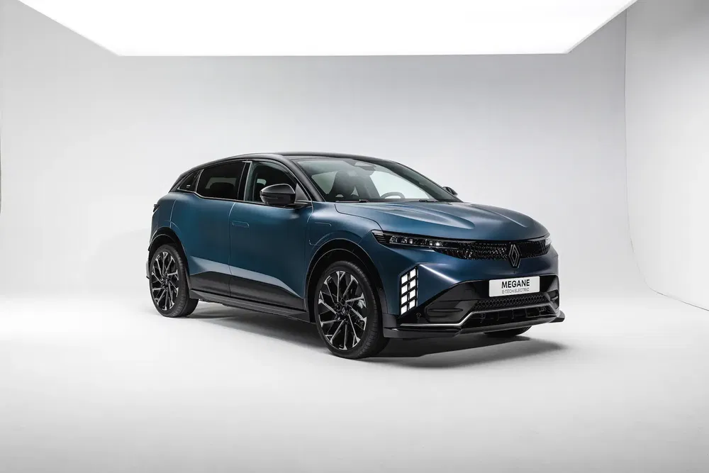 {"fr":"Renault Mégane électrique bleu dans un studio, avant moderne avec phares stylisés.","nl":"Blauwe elektrische Renault Mégane in studio, modern front met gestileerde koplampen."}