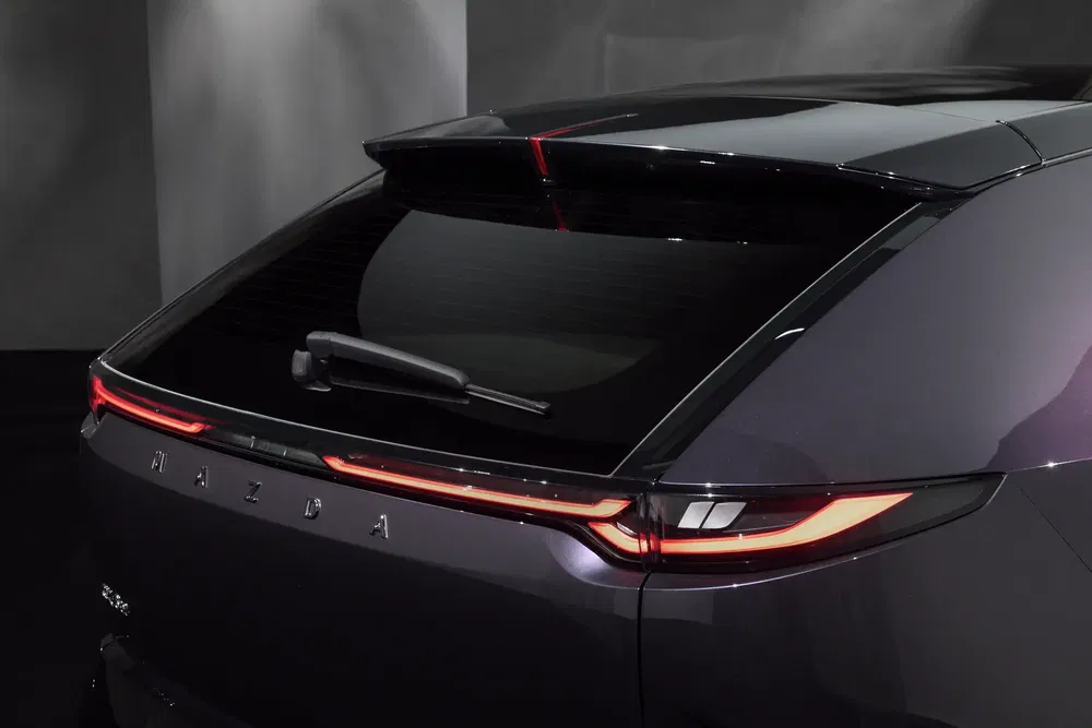 Vue arrière d'une Mazda avec lunette teintée et feu arrière LED moderne.
