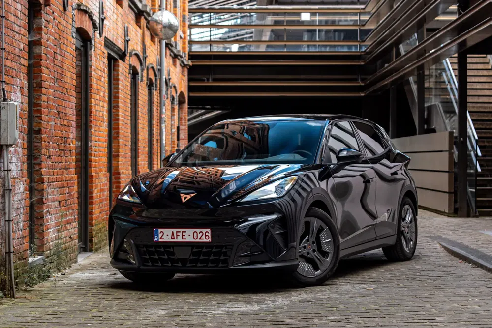 {"fr":"Cupra électrique noire stationnée dans une ruelle en brique rouge.","nl":"Zwarte elektrische Cupra geparkeerd in een rode bakstenen steeg."}