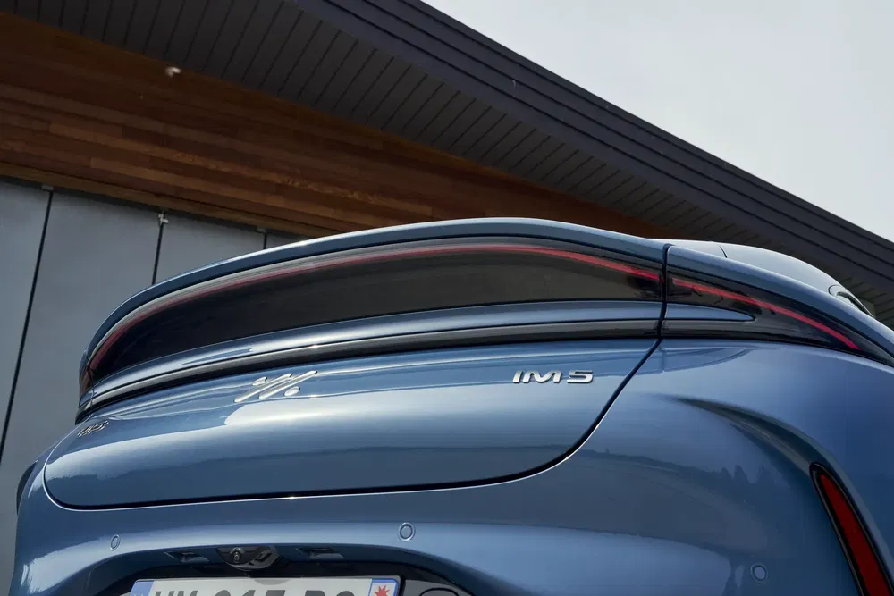 Vue arrière de la voiture électrique IM5 bleu ciel, illustrant le design du coffre et du spoiler.