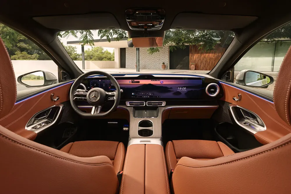 Luxe interieur van de Mercedes-Benz EQE met geavanceerd digitaal dashboard.