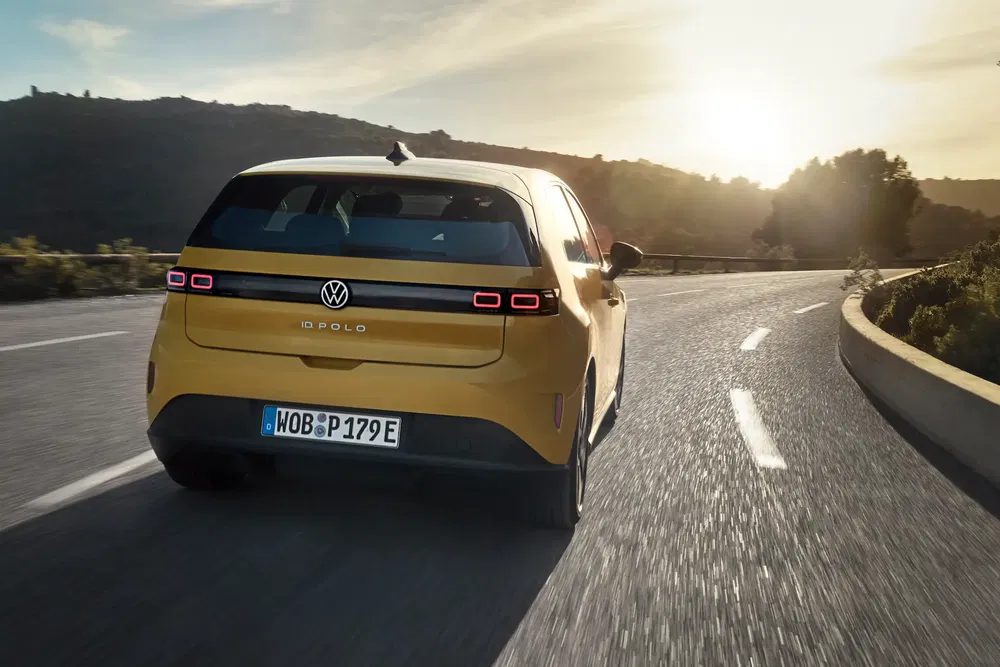 {"fr":"Volkswagen ID. Polo jaune roulant sur une route panoramique au coucher du soleil.","nl":"Gele Volkswagen ID. Polo rijdt op een schilderachtige weg bij zonsondergang."}