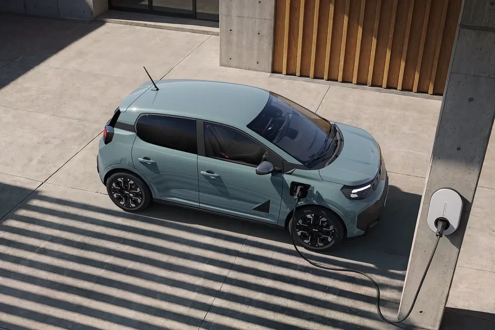 Citroën électrique en charge sur une station, design moderne et urbain.