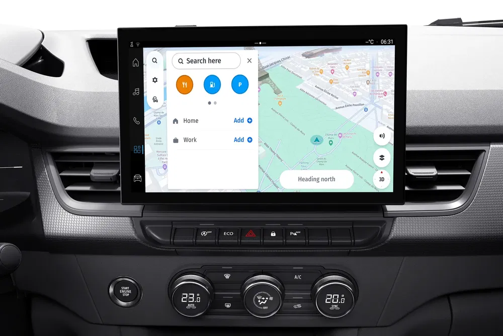 Navigatiescherm Google Maps in een modern autodashboard, met reismogelijkheden weergegeven.