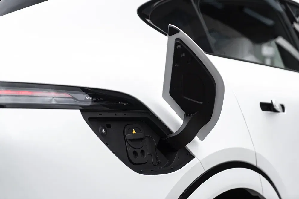 Port de recharge d'une voiture électrique XPeng blanche avec hayon ouvert.