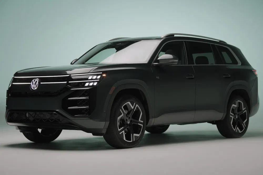 Moderne zwarte Volkswagen SUV met stijlvol ontwerp en kenmerkende LED-koplampen.