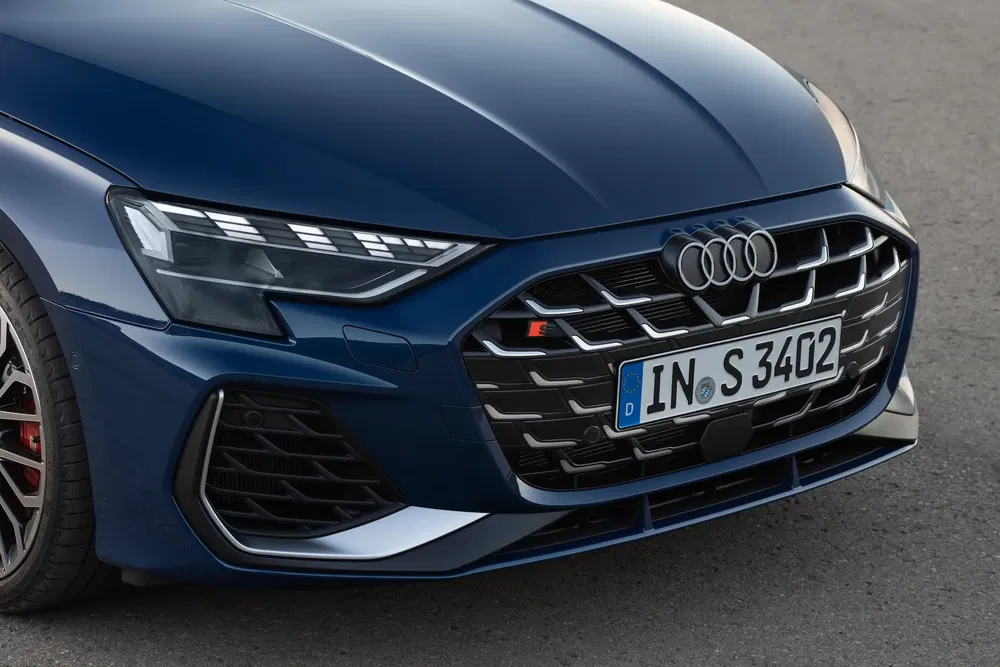 Avant d'une Audi S modèle 2023 bleu avec calandre distinctive et phares LED stylisés.