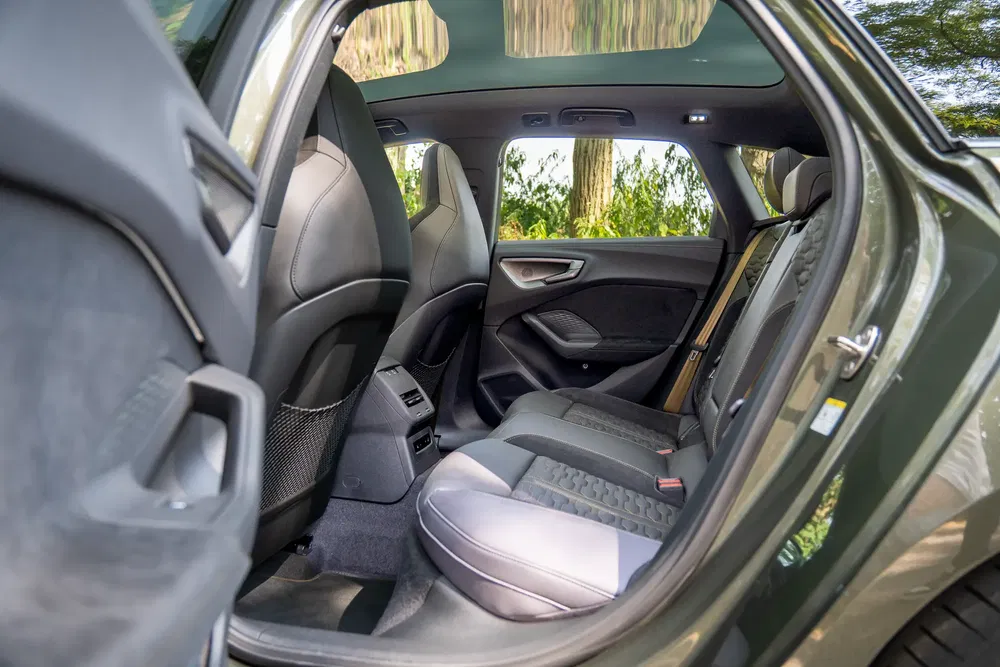 Ruime auto-interieur met leren achterstoelen, panoramisch uitzicht en modern ontwerp.
