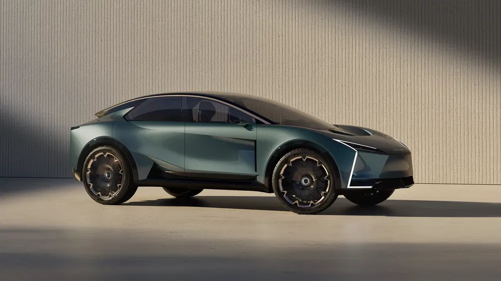 Futuristische Lexus conceptauto met gestroomlijnd ontwerp en opvallende velgen.