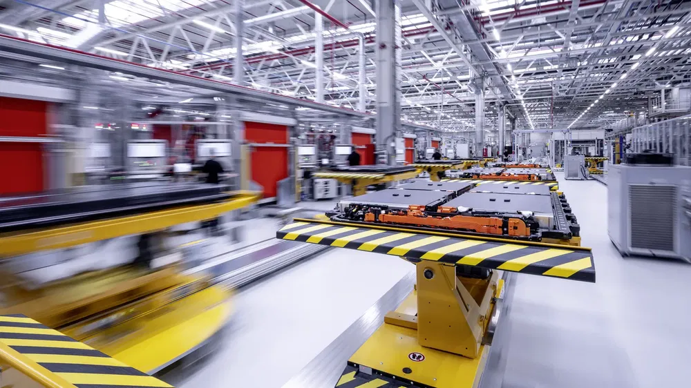 Usine de production de batteries électriques pour voitures avec installations modernes et systèmes automatisés.