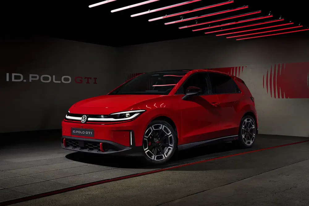 Volkswagen ID. Polo GTI rouge dans un garage avec éclairage néon rouge.