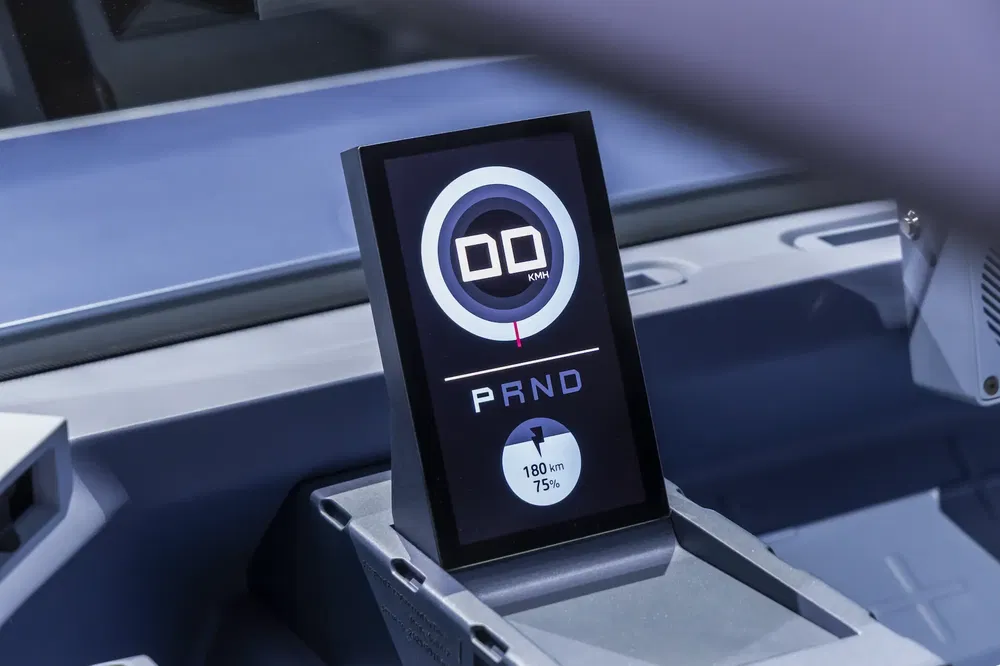 Moderne digitale dashboard met snelheid en actieradius van elektrische auto.