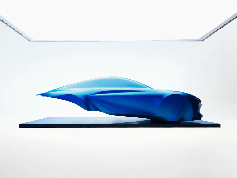 Concept-car bleu futuriste à l'aérodynamisme exceptionnel sculpté en studio.