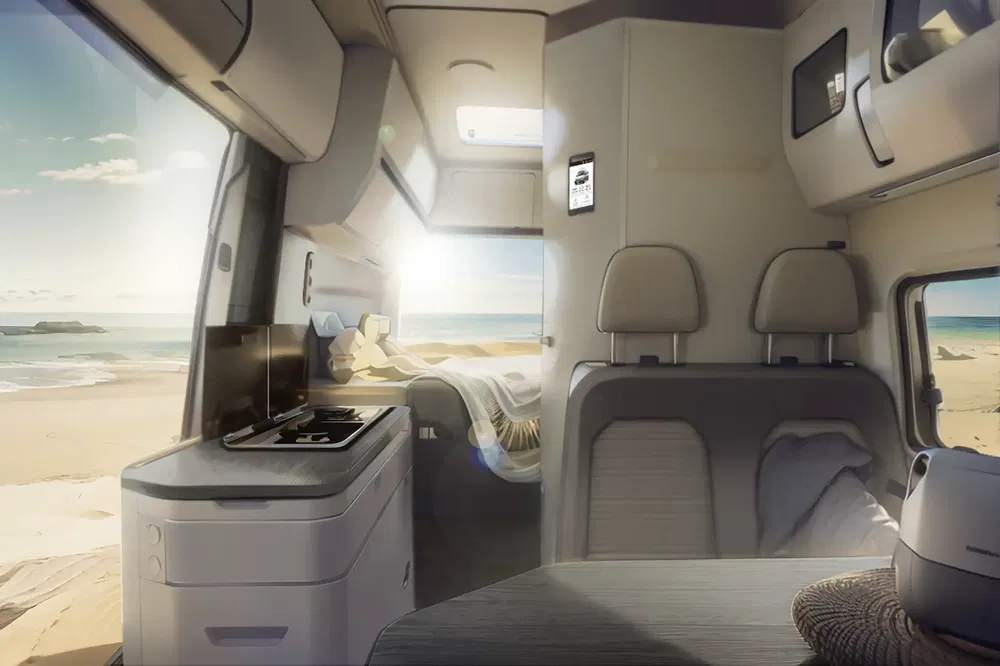 Intérieur de camping-car luxueux avec vue sur la plage ensoleillée.