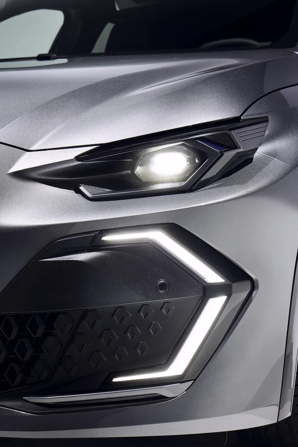 Voorlicht en grille van Peugeot 208 met modern design en opvallende LED-verlichting.