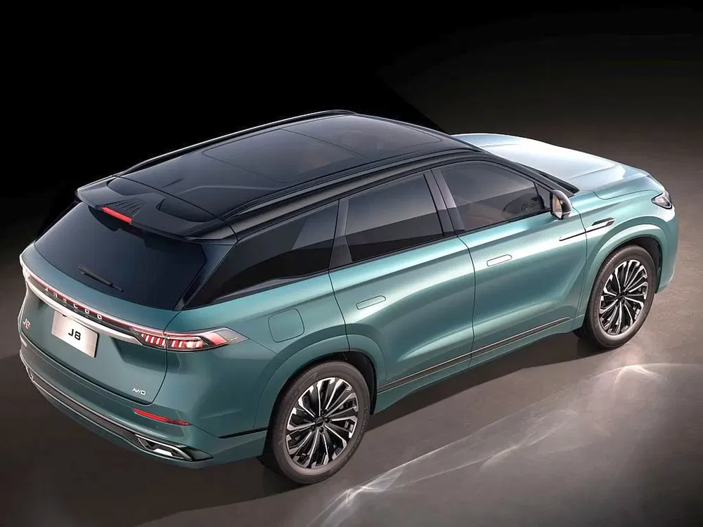 Moderne elektrische SUV J8 met panoramisch dak en elegante aerodynamische vormgeving.