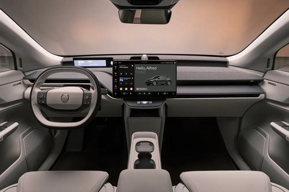Intérieur moderne du Volvo EX30 avec tableau de bord numérique et écran tactile central.