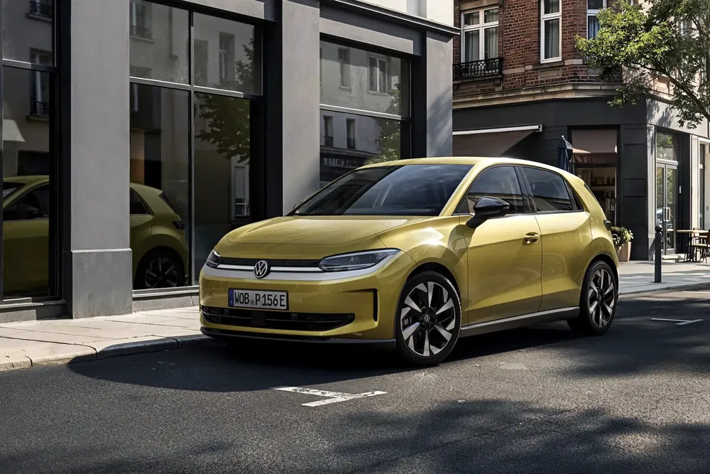 Gele elektrische Volkswagen geparkeerd in stadsomgeving, modern en compact ontwerp.