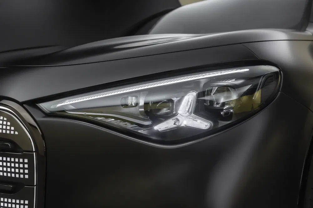 Gros plan sur un phare avant sophistiqué de voiture noire de luxe moderne.