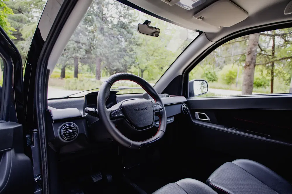 Interieur van Silence S04 auto met modern dashboard en uitzicht op de natuur.